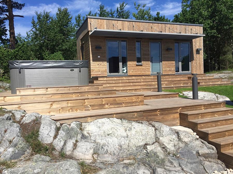 Lite anneks med boblebad på en ny terrasse over berget